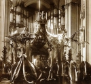 Katafalk z trumną Henryka Sienkiewicza wystawiony w nawie głównej katedry św. Jana w Warszawie.