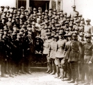Grupa wojskowych z marszałkiem Józefem Piłsudskim.