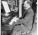 Zygmunt Stojanowski w 1916 roku przy swoim pianinie.