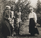 Józef Piłsudski i Bolesław Wieniawa-Długoszowski w towarzystwie dwóch kobiet w ogrodzie.