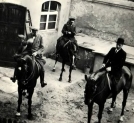 Fotografia pamiątkowa z wycieczki konnej pracowników konsulatu RP w Opolu.