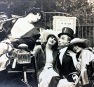 Scena z filmu Jana Kucharskiego "Tajemnica przystanku tramwajowego" z 1922 r.