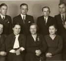 Stefania Kudelska (w środku) wraz z innymi osobami w nieznanych okolicznościach. .