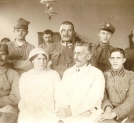Maksymilian Leon Cercha z żoną wśród żołnierzy.