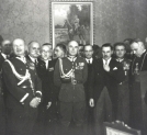 Edward Rydz-Śmigły w otoczeniu oficerów wojska polskiego, dostojników kościelnych i państwowych.