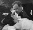 Bogusław Samborski jako kasjer Hieronim Śpiewankiewicz i Betty Amann jako Ada w jednej ze scen filmu „Niebezpieczny romans”.  (2)