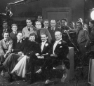 Aktorzy i realizatorzy podczas przerwy w kręceniu zdjęć do filmu "Róża" w 1936 roku.
