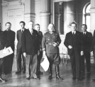 Przedstawiciele Rady Notarialnej w Poznaniu wręczają gen. Edmundowi Knoll-Kownackiemu czek i obligację Pożyczki Narodowej na Fundusz Obrony Narodowej 10.12.1936 rok. .