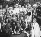 Dzieci polskie z Niemiec na kolonii letniej w ochronce w Toruniu 2.08.1927 roku.