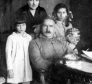 Józef Piłsudski w towarzystwie żony i córek (w latach 1930-1933).