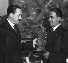 Wręczenie nagród lotnikom na zakończenie sezonu w Aeroklubie Warszawskim w Warszawie 6.11.1937 r.