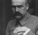 Józef Piłsudski, marszałek Polski i premier RP - fotografia portretowa z szablą.