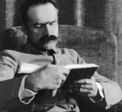 Józef Piłsudski, marszałek Polski i premier RP, czytający książkę.