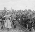 Uroczystość wręczenia przez Józefa Piłsudskiego odznaki "za wierną służbę" oficerom i żołnierzom I Brygady Legionów w Piasecznie 6.08.1916 r.