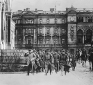 Naczelnik Państwa z grupą oficerów na placu Saskim w Warszawie w latach 1919 - 1920.