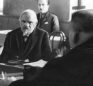 Zenon Przesmycki podczas rozprawy na sali sądowej.