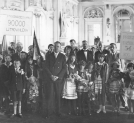 Spotkanie prezydenta m.st. Warszawy Zygmunta Słomińskiego w sali Rady Miejskiej z grupą dzieci, która przebywała na koloniach letnich zorganizowanych przez gminę m.st. Warszawy 14.08.1931 r.