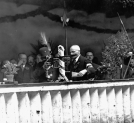 Król kurkowy oddaje strzał na strzelnicy w Forcie Szczęliwickim w Warszawie 19.06.1932 r.