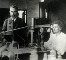 Maria i Piotr Curie w laboratorium.