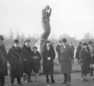 Rzeźba "Rytm" Henryka Kuny w Parku Skaryszewskim w Warszawie, maj 1935 roku.