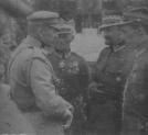 Marszałek Józef Piłsudski dekoruje odznaczeniami weteranów Dywizji Syberyjskiej, w drugą rocznicę powrotu jej żołnierzy do kraju, Brześć nad Bugiem czerwiec 1924 roku.