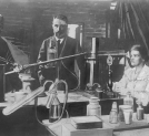 Maria Skłodowska-Curie i jej mąż  Pierre w laboratorium w Paryżu, lata 1910-1926.