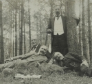 Józef Kotarbiński i Jan Lorentowicz z przyjaciółmi w lesie.