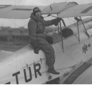 Artysta malarz Tadeusz Pruszkowski siedzi na swoim prywatnym samolocie DE Havilland DH 60 Gipsy Moth (SP-TUR "Sroka") w 1932 r..
