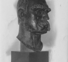 Rzeźba autorstwa artysty malarza i rzeźbiarza Stanisława Rzeckiego przedstawiająca głowę Józefa Piłsudskiego.