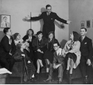 Zespół Teatru "Cyrulik Warszawski" z wizytą w warszawskiej redakcji IKC w sierpniu 1935 roku.