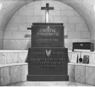 Krypta z sarkofagiem prezydenta RP Gabriela Narutowicza w katedrze św. Jana Chrzciciela przy ul. Świętojańskiej 8 w Warszawie.