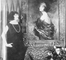 Pola Negri przy swym portrecie namalowanym przez Tadeusza Stykę.
