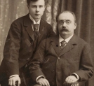 Portret Kazimierza Hofmanna (1842-1911), pianisty, kompozytora, pedagoga, z synem Józefem Hofmannem (1876-1957), pianistą i kompozytorem.