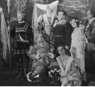 Przedstawienie operowe "Wesołe Kumoszki z Windsoru" Giuseppe Verdiego w Teatrze Wielkim w Poznaniu w 1925 roku.