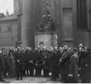 Uroczystość odsłonięcia tablicy pamiątkowej ku czci Artura Oppmana w listopadzie 1933 roku.