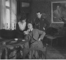 Wojciech Kossak z córką Magdaleną Samozwaniec i z mężem drugiej córki Marii Stefanem Jerzym Jasnorzewskim, w salonie swojej willi.