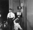 Operator Seweryn Steinwurzel (w środku) na planie filmu Juliusza Gardana "Kropka nad i..." z 1928 roku.