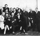 Autor sztuki "Zabawka" Zygmunt Hofmolk-Ostrowski z aktorami podczas próby w maju 1932 roku.