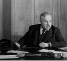 Stanisław Stroński - minister informacji i dokumentacji, za biurkiem w gabinecie.