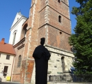 Pomnik Macieja Michowity przy bazylice kolegiackiej Grobu Bożego w Miechowie.