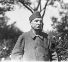 Gen. broni Karol Trzaska-Durski w swoim ogrodzie we wrześniu 1934 roku.