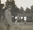 Józef Piłsudski koło boiska do siatkówki.