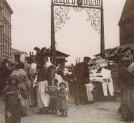 Wejście na Bazar Różyckiego w Warszawie od ul. Targowej.