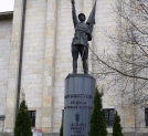 Pomnik Dowborczyków przed Muzeum Wojska Polskiego w Warszawie.