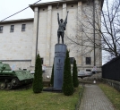 Pomnik Dowborczyków przed Muzeum Wojska Polskiego w Warszawie.