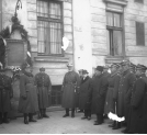Odsłonięcie tablicy ku czci lekarzy, sanitariuszy, pielęgniarek zmarłych podcza I wojny światowej, na murze szpitala garnizonowego nr 5 w Krakowie w listopadzie 1927 r.