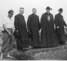 Prymas Polski August Hlond i arcybiskup krakowski ks. Adam Sapieha podczas zwiedzania terenu wykopalisk w Biskupinie w czerwcu 1936 r.