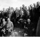 Wycieczka parlamentarzystów na teren budowy Powszechnej Wystawy Krajowej w Poznaniu w 1928 r.