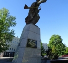Pomnik księdza Ignacego Skorupki na placu Weteranów 1863 roku przed katedrą św. Floriana na Starej Pradze w Warszawie.