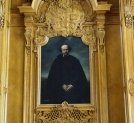 Portret Rogera Raczyńskiego w nastawie kominkowej w bibliotece pałacu w Rogalnie.